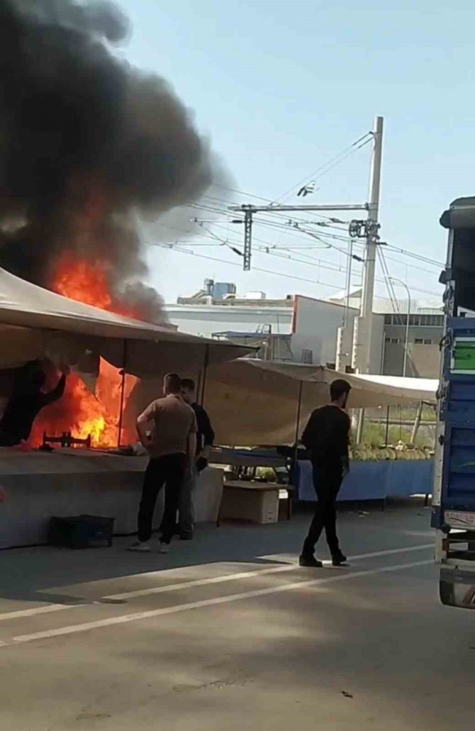 Depremzede Ailenin Semt Pazarına Kurduğu Çadır Yandı