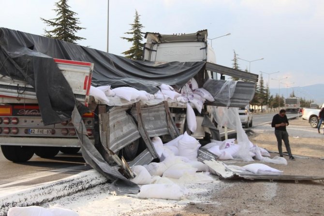 Parçalanan Tırın Dorsesindeki 200’e Yakın Un Çuvalı Etrafı Dağıldı