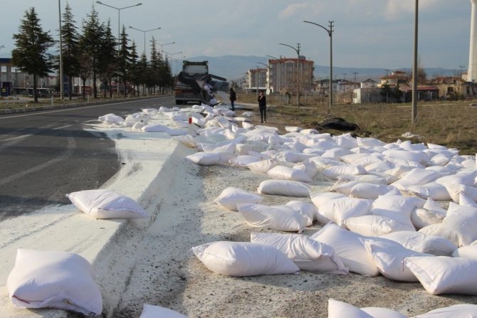 Parçalanan Tırın Dorsesindeki 200’e Yakın Un Çuvalı Etrafı Dağıldı