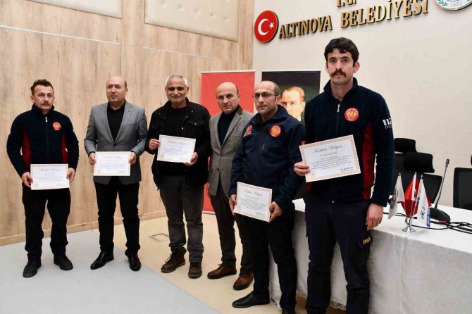 Altınova Belediyesi’nden Deprem Kahramanlarına Teşekkür Belgesi