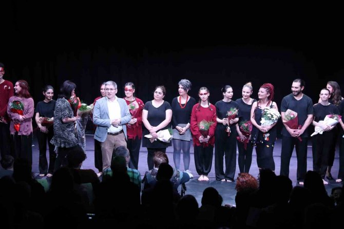 ‘İ̇şte Bütün Mesele Bu’ Adlı Oyun Seyirciyle Buluştu