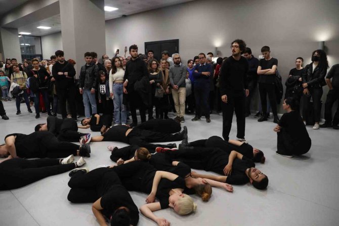 ‘İ̇şte Bütün Mesele Bu’ Adlı Oyun Seyirciyle Buluştu