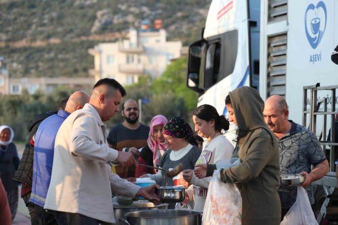 Büyükşehir’den Mahallelerde Sıcak Yemek Dağıtımı