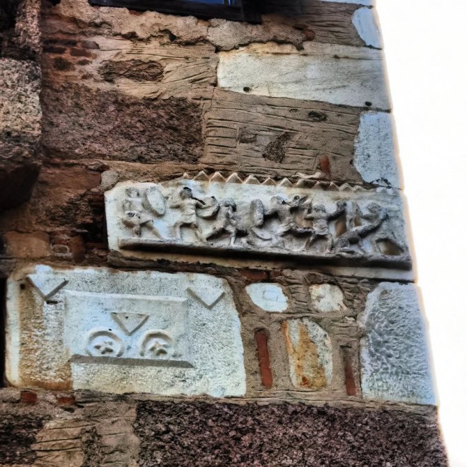 Bu Ev Tarihin İzlerini Üzerinde Taşıyor