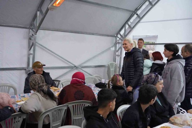 Başkan V. Subaşı Ve Chp İl Örgütü İftarda Vatandaşla Buluştu
