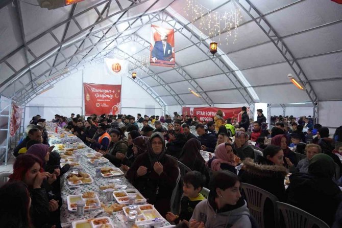 Başkan V. Subaşı Ve Chp İl Örgütü İftarda Vatandaşla Buluştu