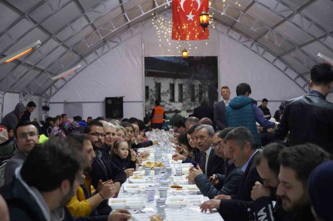 Başkan V. Subaşı Ve Chp İl Örgütü İftarda Vatandaşla Buluştu