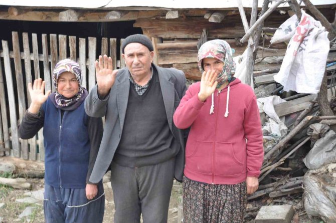Fedakar Baba: İ̇şitme Engelli Kızlarına Gözü Gibi Bakıyor