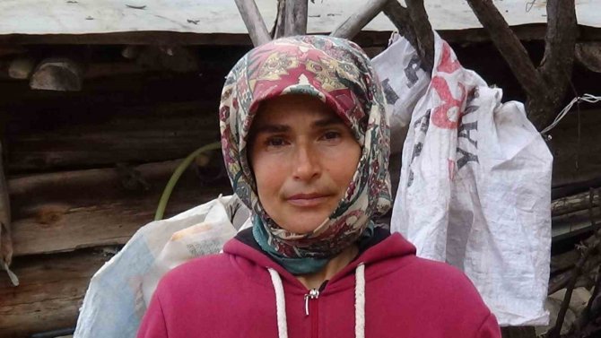 Fedakar Baba: İ̇şitme Engelli Kızlarına Gözü Gibi Bakıyor