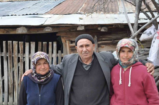 Fedakar Baba: İ̇şitme Engelli Kızlarına Gözü Gibi Bakıyor