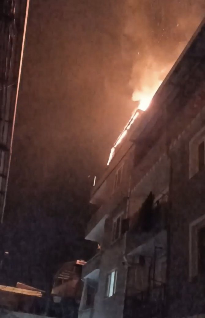Bursa’da Binanın Çatısı Alev Alev Yandı, O Anlar Kameralarda