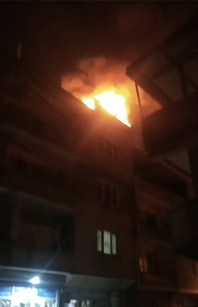 Bursa’da Binanın Çatısı Alev Alev Yandı, O Anlar Kameralarda