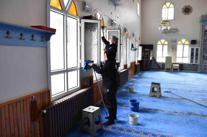 Tepebaşı’ndaki Camilerde Ramazan Temizliği