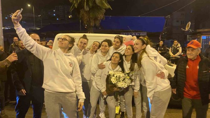 1. Lig’e Yükselen Kadın Basketbol Takımına Meşaleli Karşılama