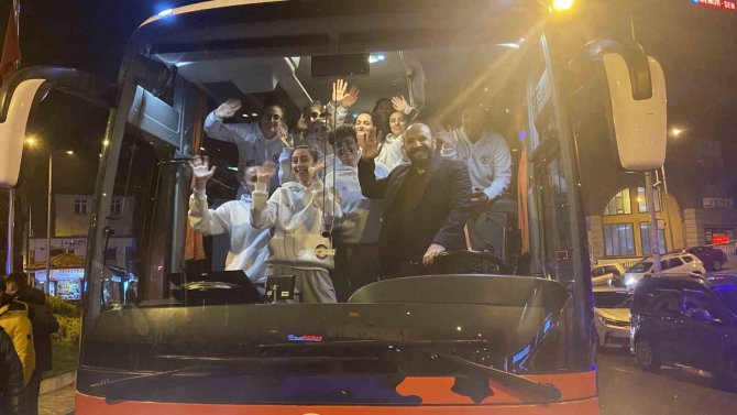1. Lig’e Yükselen Kadın Basketbol Takımına Meşaleli Karşılama