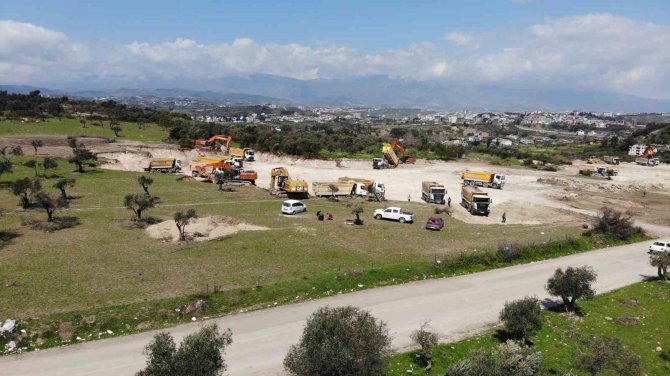 Hatay’da Defne Devlet Hastanesi’nin İnşa Çalışmaları Gece Gündüz Devam Ediyor