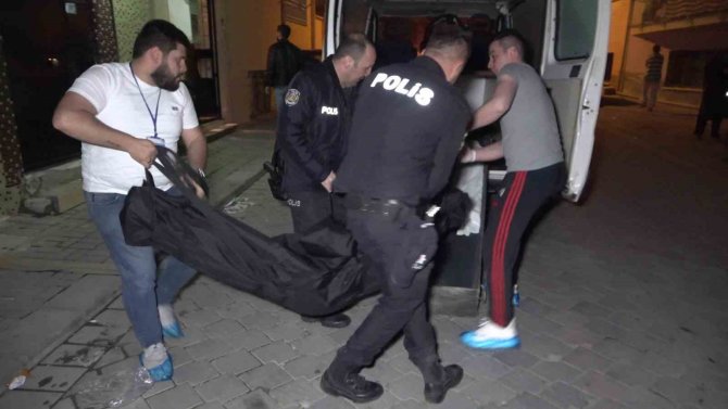 Kocasını Göğsünden Ve Karnından Bıçaklayarak Öldürdü