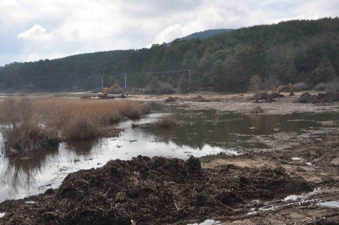 Buldan Yayla Gölündeki Temizlik Çalışmaları Hızlandı
