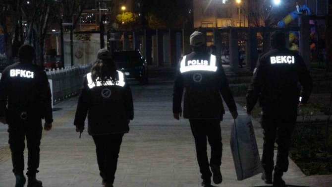 Deprem Bölgesinden Gelen Ekipler, Ayaklarının Tozuyla Sokak Canlıları İçin Sahaya İndi