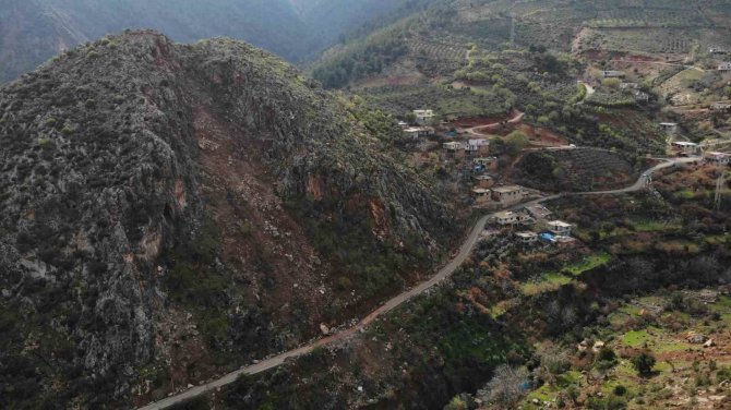 Depremin Yıkamadığını Dağdan Kopan Kayalar Yıktı