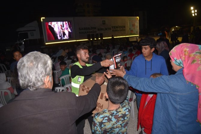 Depremzede Çocuklar Ve İl Protokolü Tosun Paşa’ Filmiyle Moral Buldu