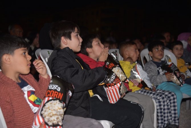 Depremzede Çocuklar Ve İl Protokolü Tosun Paşa’ Filmiyle Moral Buldu