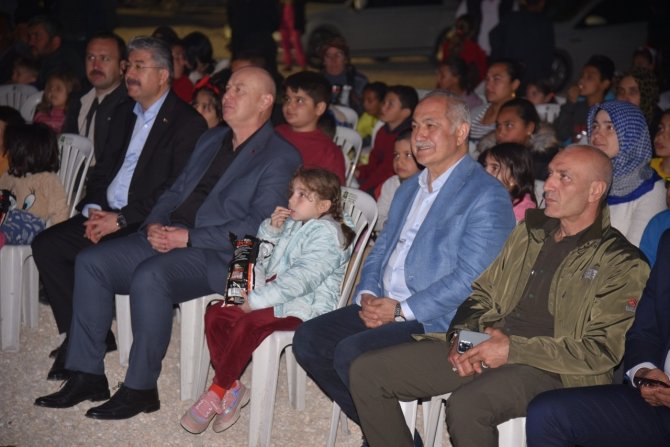 Depremzede Çocuklar Ve İl Protokolü Tosun Paşa’ Filmiyle Moral Buldu