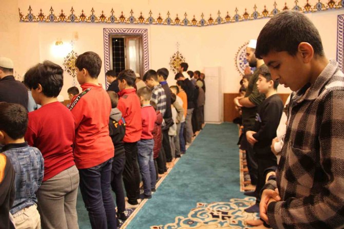 Bu Cami Teravih Namazında Çocuklarla Doluyor