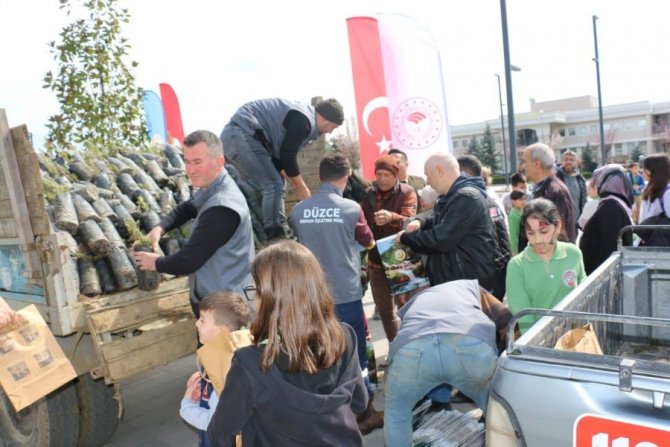 Depremde Hayatını Kaybedenler İçin Fidan Dağıtıldı