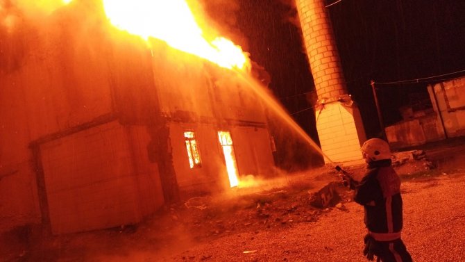300 Yıllık Tarihi Cami Yanarak Kullanılmaz Hale Geldi