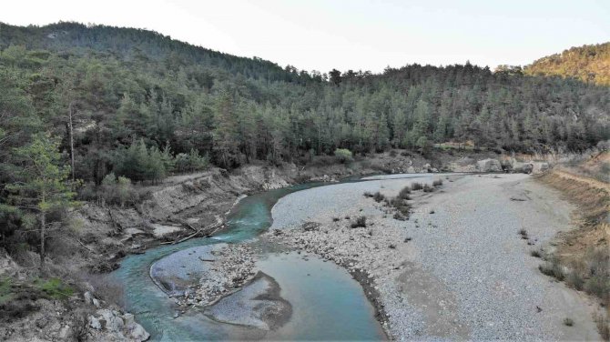 Derenin Ayırdığı 2 Mahalle 50 Metrelik Mesafede Orucu 3 Dakika Geç Açıyor