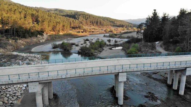 Derenin Ayırdığı 2 Mahalle 50 Metrelik Mesafede Orucu 3 Dakika Geç Açıyor