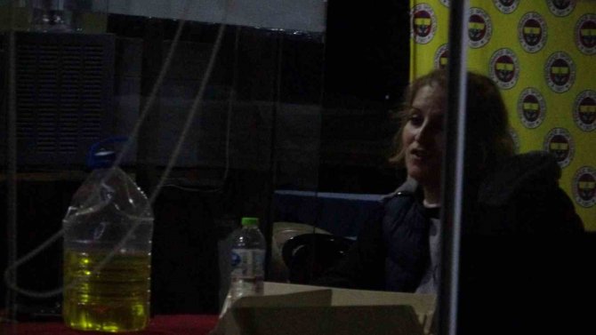 İ̇ş Yerinde Ailesini Rehin Aldı, Üzerine Benzin Döküp Bıçakla Kendini Yaraladı