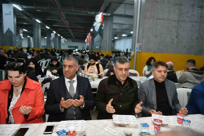 Esenyurt Belediye Başkanı Bozkurt Orucunu Vatandaşlarla Birlikte Açtı