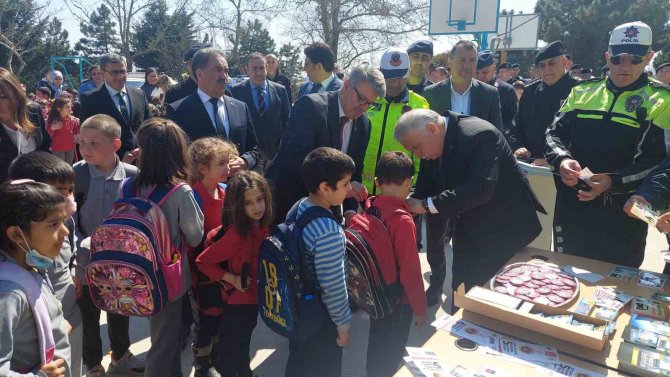 Çocuklar Trafikte Böyle Fark Edilecek