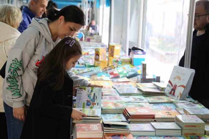 Eyüpsultan’daki Kitap Fuarı Kitapseverlerin Buluşma Noktası Halinde Geldi