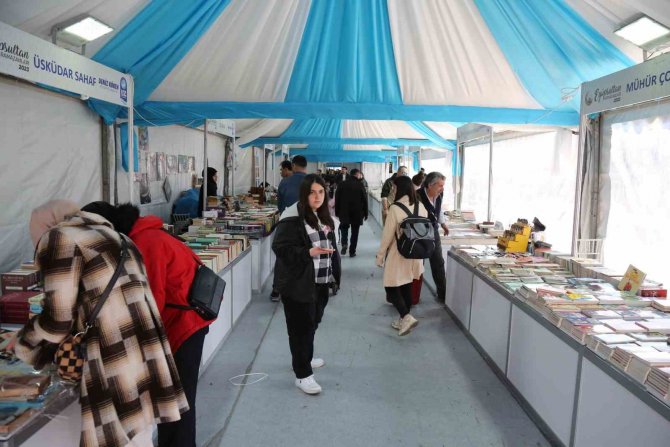 Eyüpsultan’daki Kitap Fuarı Kitapseverlerin Buluşma Noktası Halinde Geldi