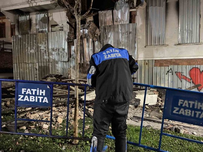 Fatih’te 4 Ay Önce Yanan Tarihi Metruk Bina Kısmen Çöktü