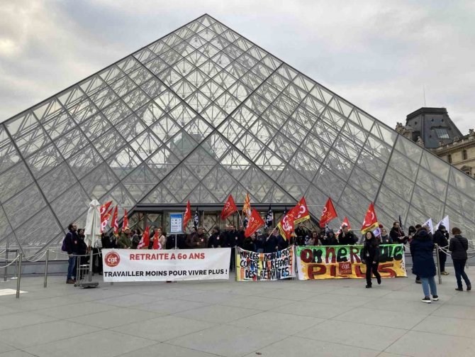 Fransa’da Protestocular Louvre Müzesi’nin Girişini Kapattı