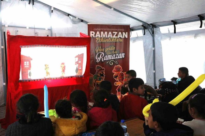 Depremzedelerin Yüzleri Hacivat Ve Karagöz Oyunuyla Gülüyor