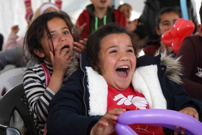 Depremzedelerin Yüzleri Hacivat Ve Karagöz Oyunuyla Gülüyor