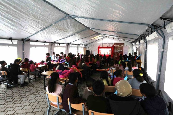 Depremzedelerin Yüzleri Hacivat Ve Karagöz Oyunuyla Gülüyor