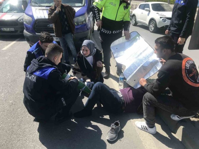 Çarptıkları Adamın Yanından Bir An Olsun Ayrılmadılar: İ̇lk Müdahaleyi De Onlar Yaptı