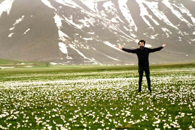 Ovayı Beyaza Bürüyen Kardelenler Arasında Santur Keyfi