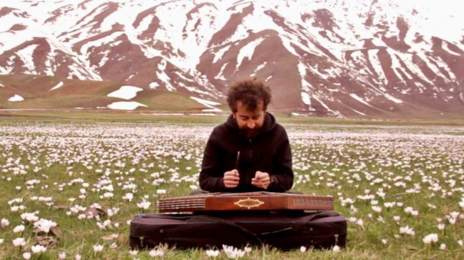 Ovayı Beyaza Bürüyen Kardelenler Arasında Santur Keyfi