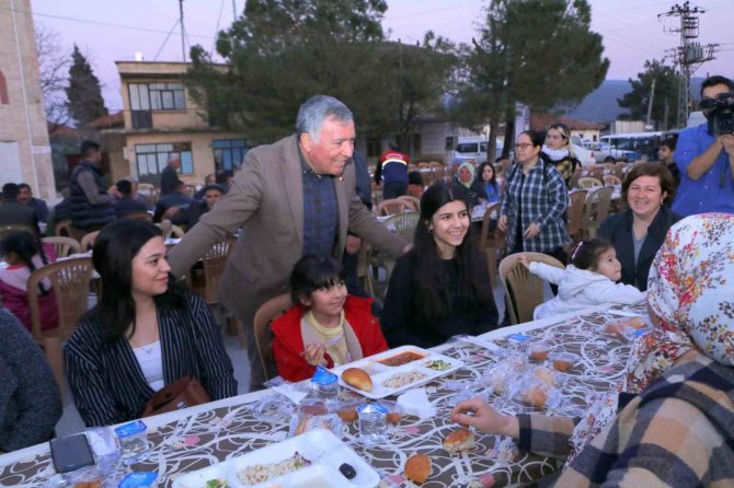 Honaz Belediyesi’nin Kocabaş’ta Kurduğu İlk İftar Sofrası Binleri Buluşturdu