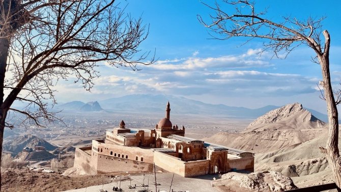 Yapımı 99 Yıl Süren Tarihi Saray: “İ̇shak Paşa Sarayı”