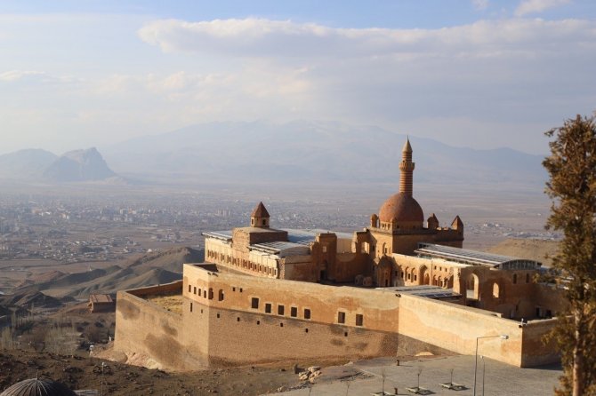 Yapımı 99 Yıl Süren Tarihi Saray: “İ̇shak Paşa Sarayı”