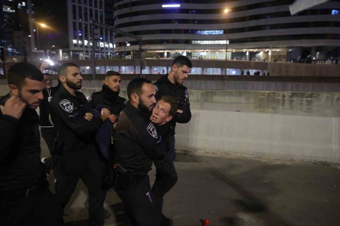 İ̇srail’de Savunma Bakanı’nın Görevden Alınmasının Ardından Sokaklar Karıştı