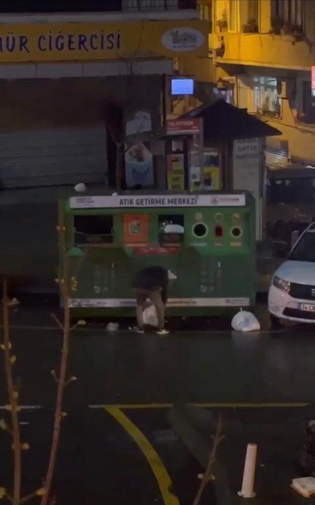 Geri Dönüşüm Kutusuna Girerek Atıkları Böyle Çaldı
